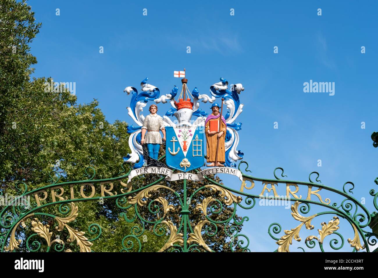 Portes du parc Prieuré récemment restauré. Avenue Victoria, Southend on Sea, Essex. Présenté par RA Jones à l'arrondissement de Southend ouverte par le duc de York Banque D'Images