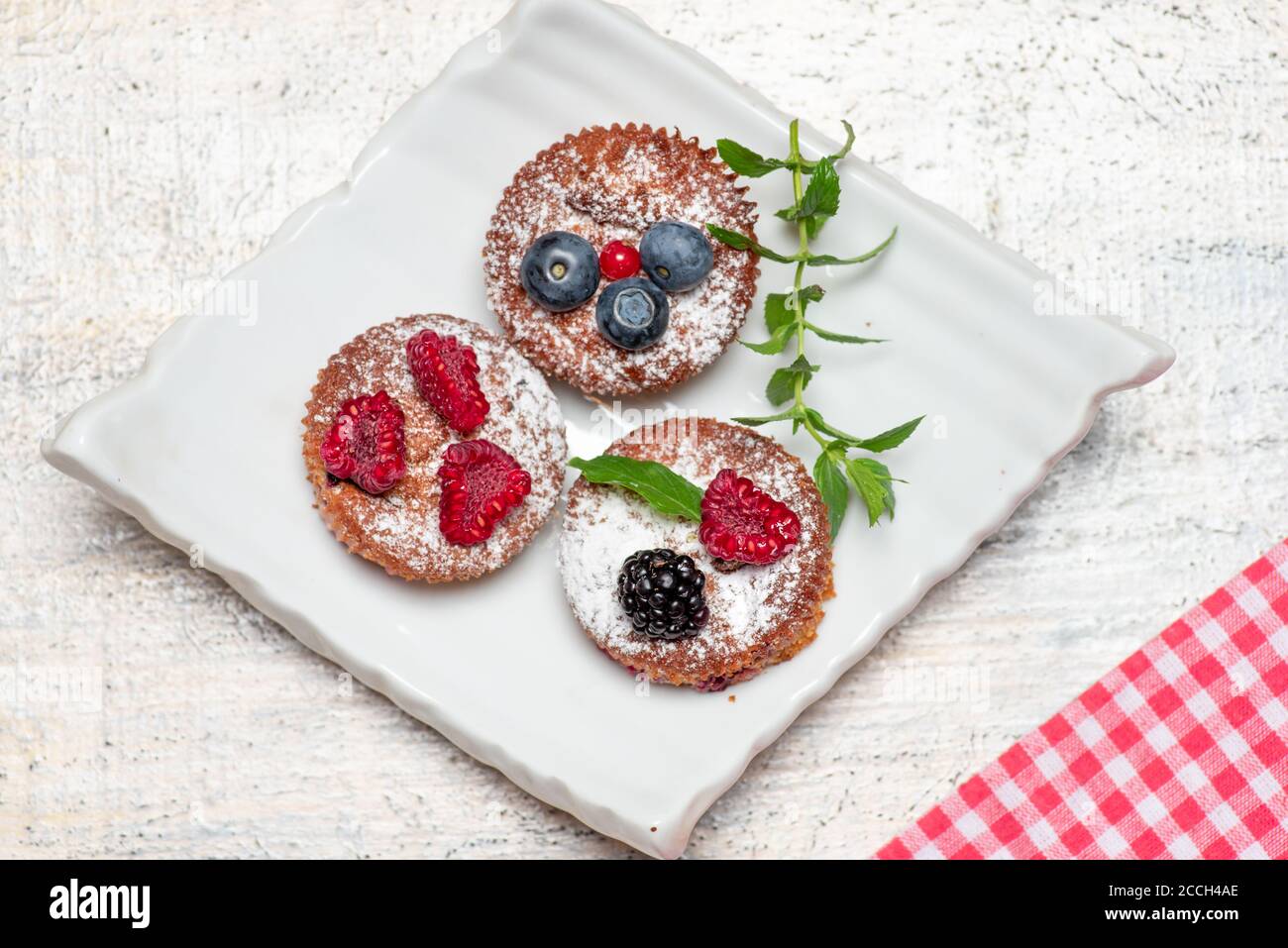 Desserts aux muffins aux fruits aux baies mélangés sur une assiette vue sur le dessus Banque D'Images