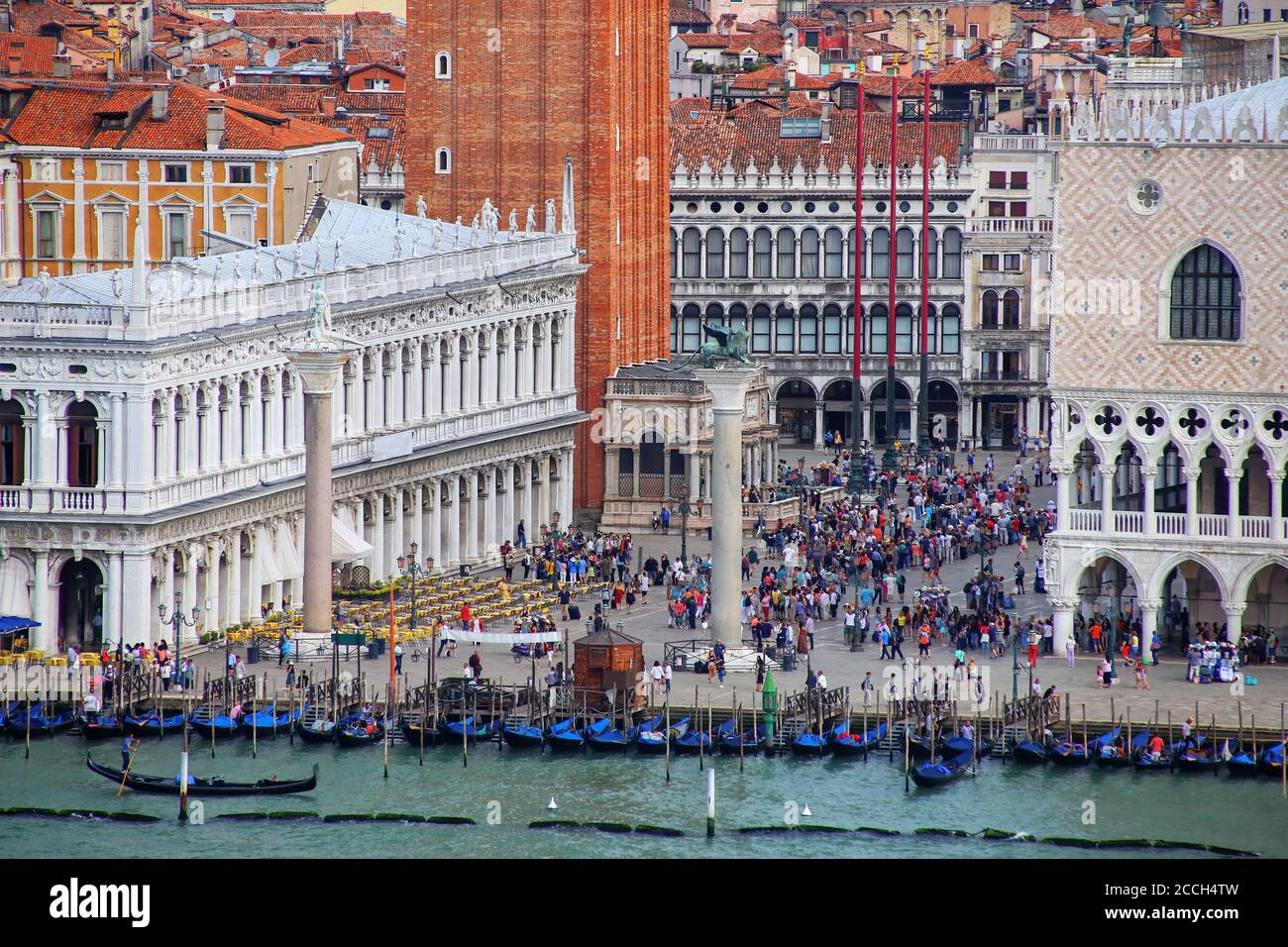 Piazzetta San Marco avec le Palais des Doges et le campanile de Saint Marc à Venise, Italie. Venise est l'une des destinations touristiques les plus importants dans le monde entier Banque D'Images