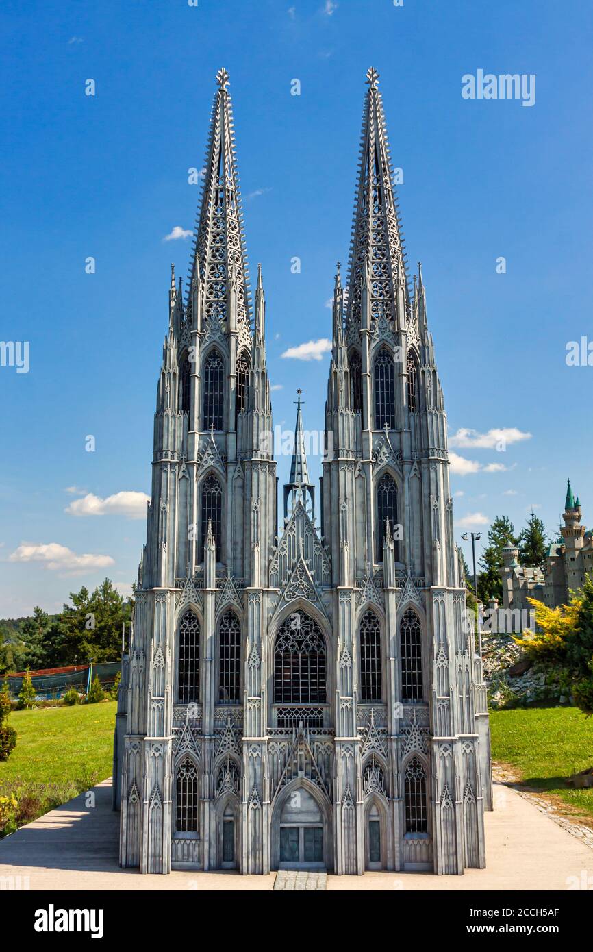 Krajno-Zagorze, Pologne - 14 août 2020. La miniature de la cathédrale de Cologne dans le parc d'attractions et de miniatures Sabat Krajno Banque D'Images Krajno-Zagorze, Pologne - 14 août 2020. La miniature de la cathédrale de Cologne dans le parc d'attractions et de miniatures Sabat Krajno Banque D'Images