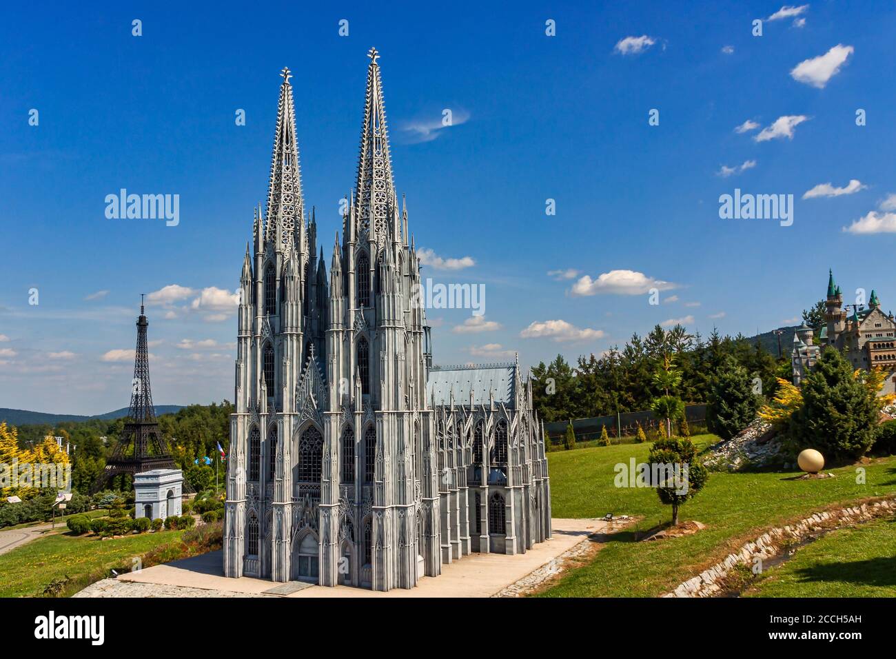 Krajno-Zagorze, Pologne - 14 août 2020. La miniature de la cathédrale de Cologne dans le parc d'attractions et de miniatures Sabat Krajno Banque D'Images Krajno-Zagorze, Pologne - 14 août 2020. La miniature de la cathédrale de Cologne dans le parc d'attractions et de miniatures Sabat Krajno Banque D'Images