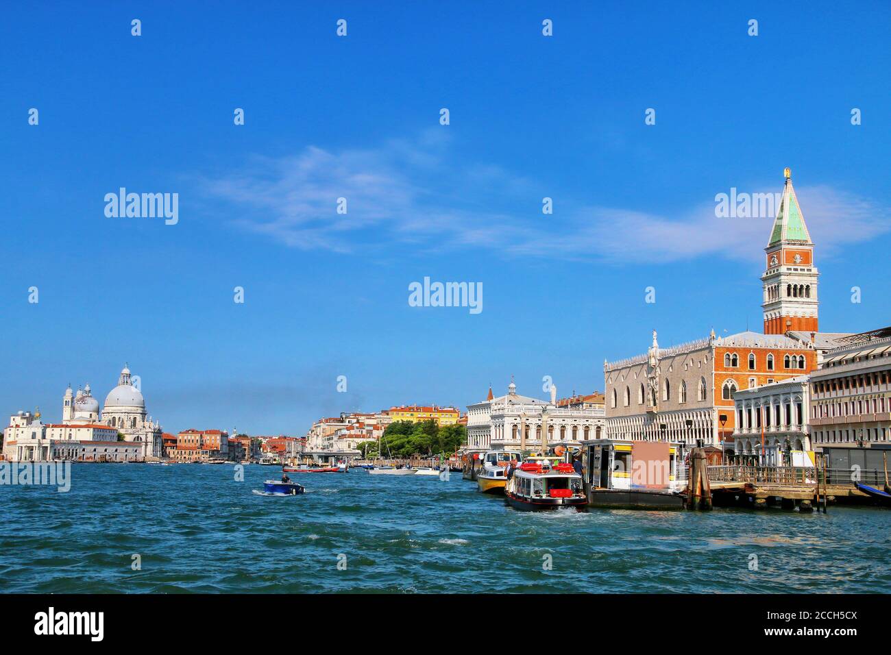 Vue sur le Grand Canal avec à Venise, Italie. Venise est située sur un groupe de 117 petites îles séparées par des canaux et reliées par des ponts. Banque D'Images