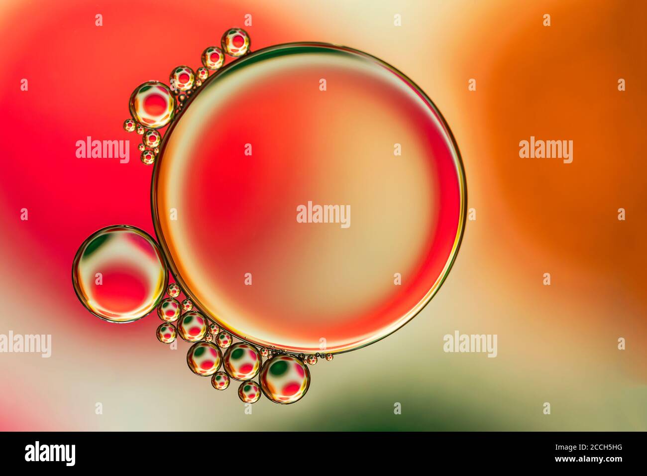 Bulles artistiques, abstraites et colorées dans l'eau Banque D'Images