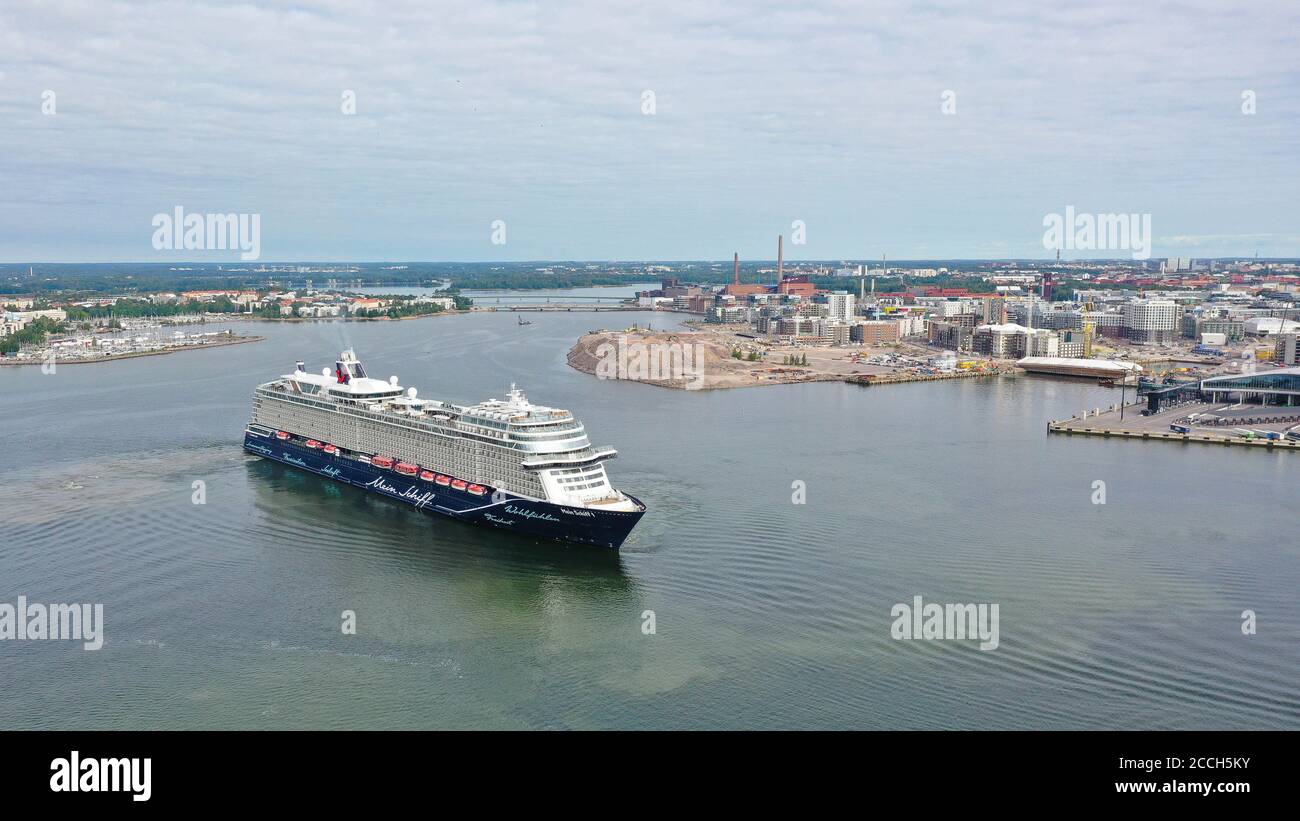Mein Schiff 1 se tournant à l'extérieur du port ouest d'Helsinki lors de sa première croisière panoramique autour de la mer Baltique depuis le début de la pandémie. Banque D'Images