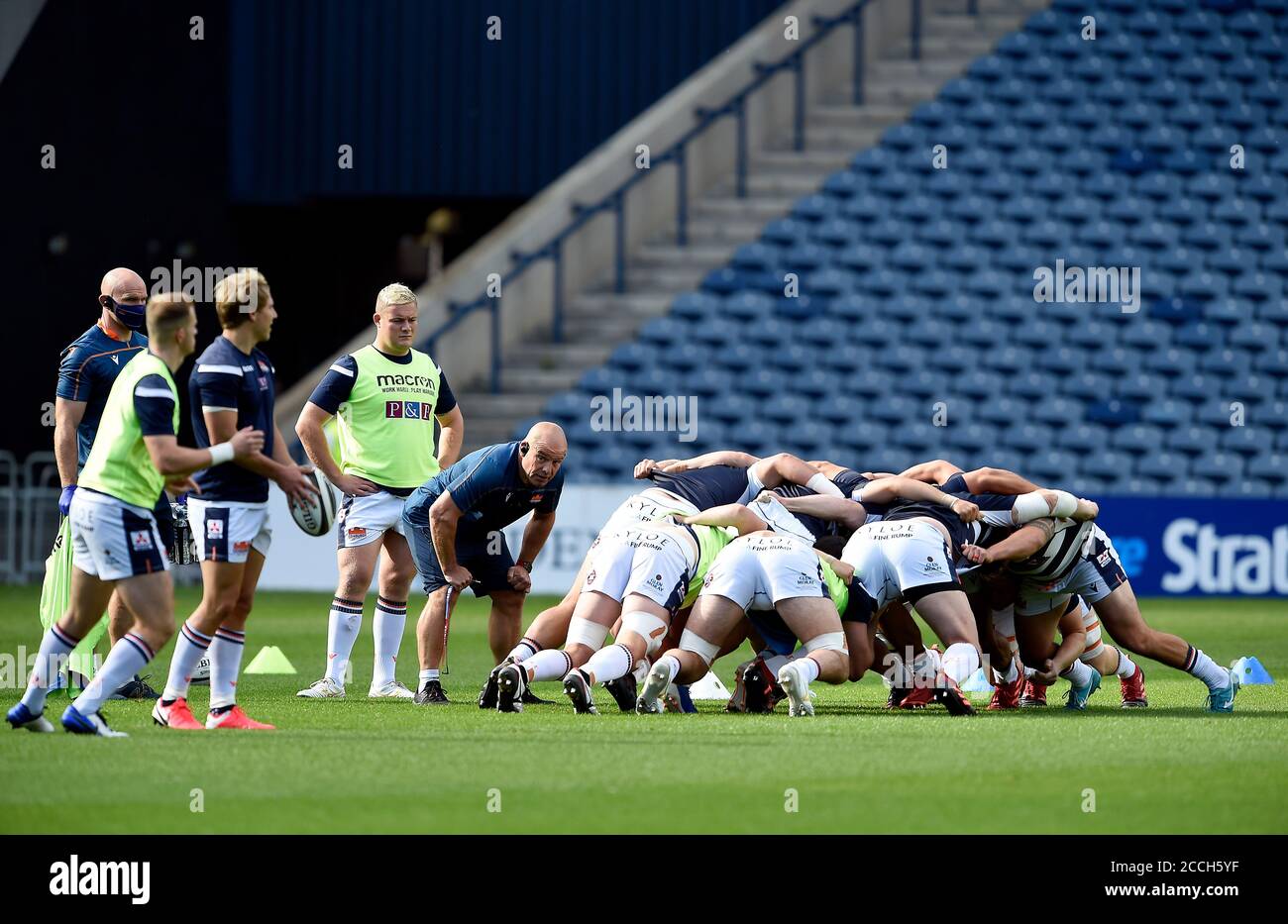 Richard Cockerill, entraîneur-chef d'Édimbourg, regarde ses joueurs s'échauffer avant le match Guinness PRO14 à BT Murrayfield, Édimbourg. Banque D'Images