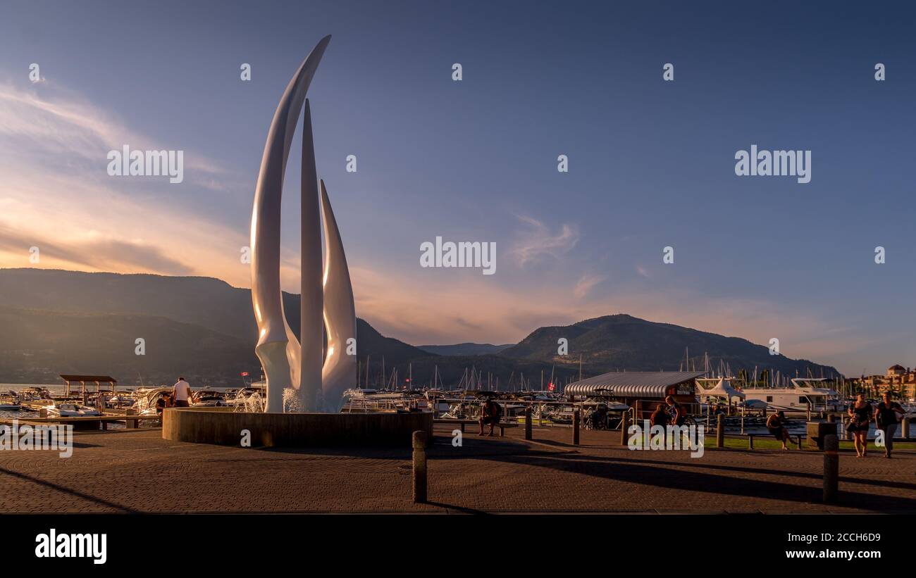 Coucher de soleil sur la célèbre sculpture en fibre de verre « Spirit of Sail » à Le parc municipal de Kelowna au fond de Bernard Avenue Banque D'Images