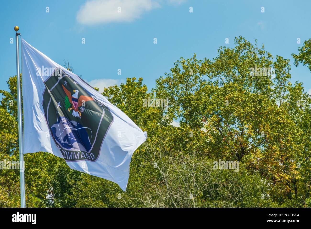 Drapeau du Commandement spatial des États-Unis au parc commémoratif des anciens combattants de Conroe, au Texas. Banque D'Images