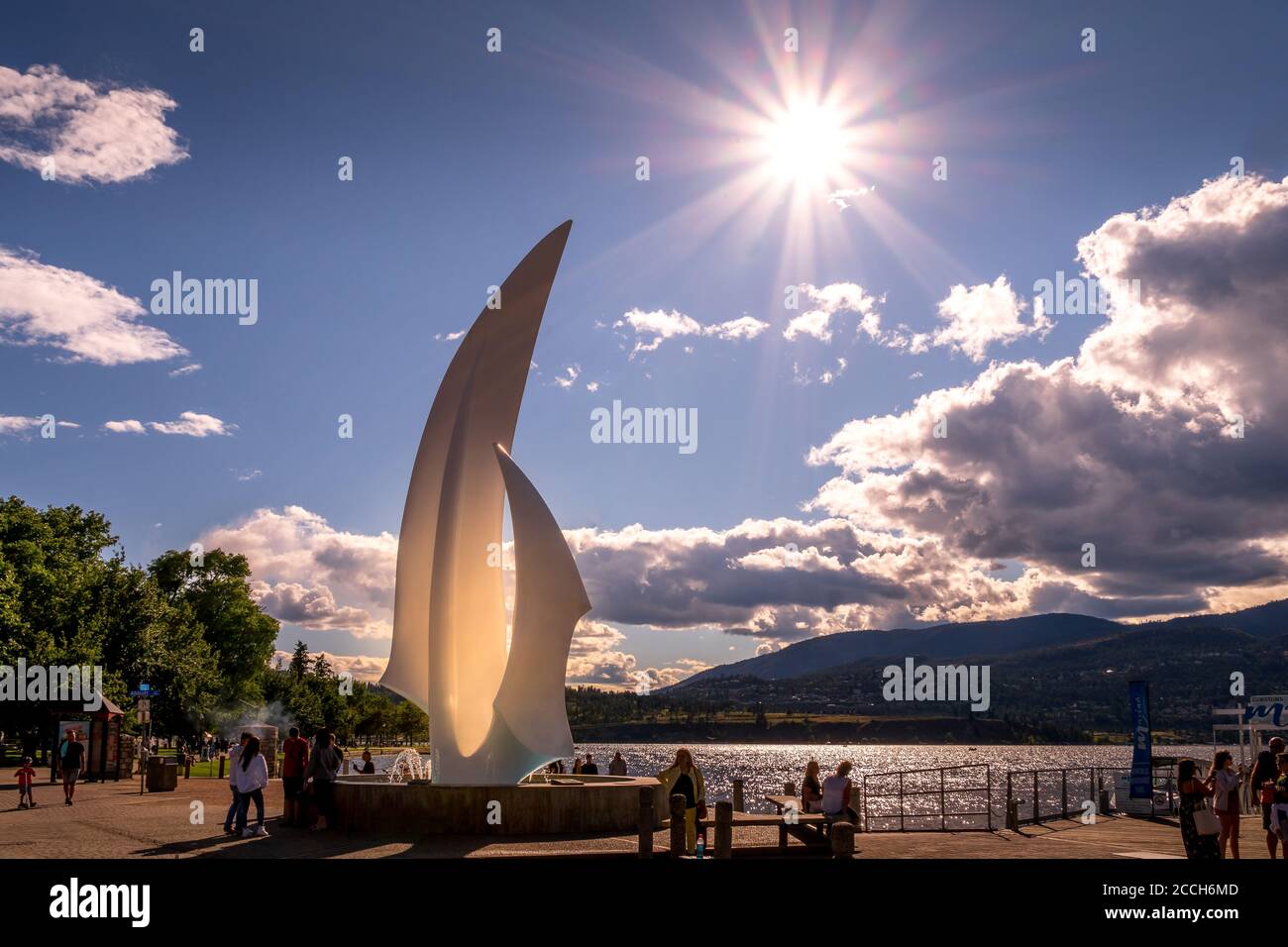 Coucher de soleil sur la célèbre sculpture en fibre de verre « Spirit of Sail » à Le parc municipal de Kelowna au fond de Bernard Avenue Banque D'Images