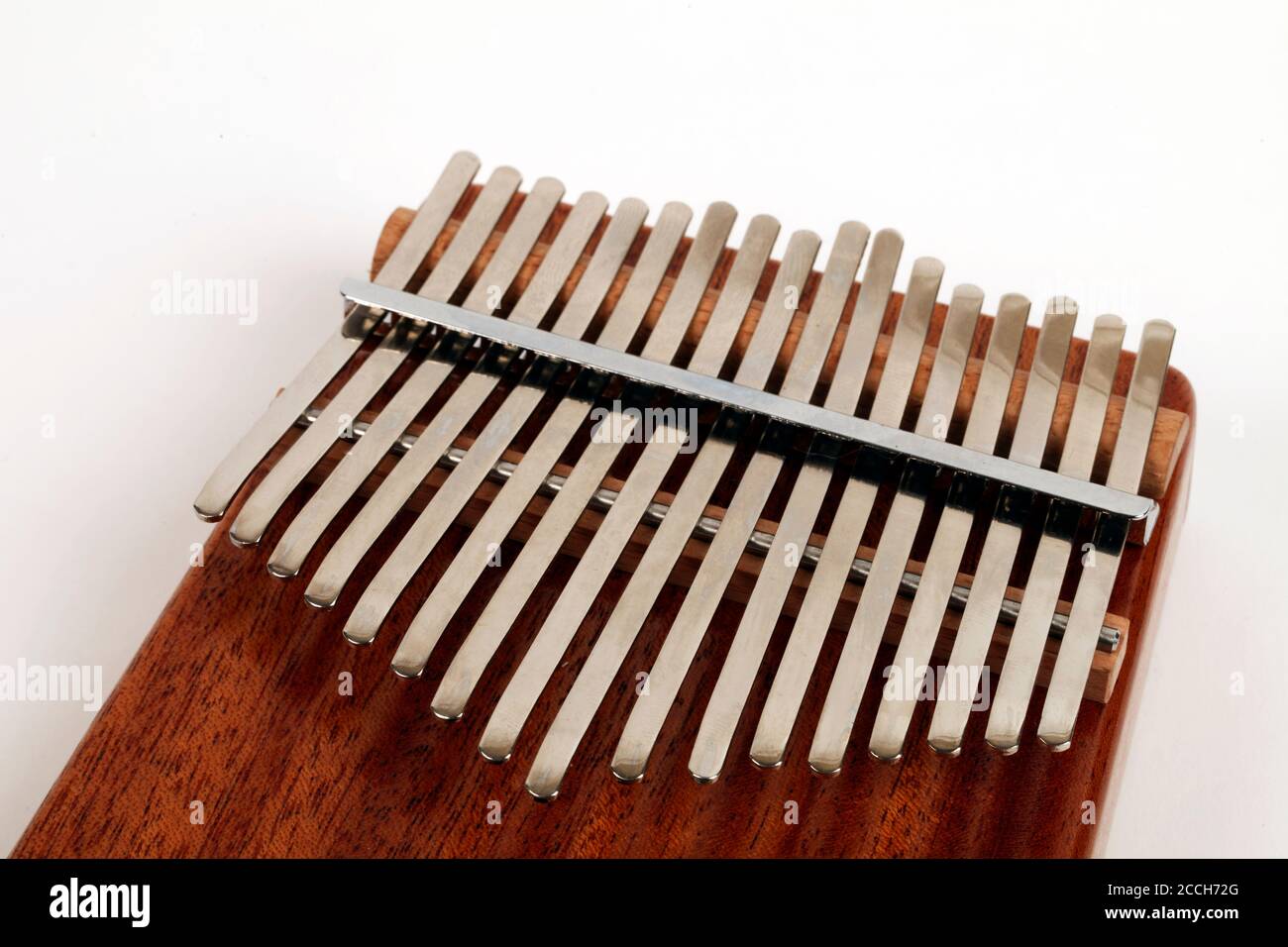 17 note Kalimba dans la clé de C. Thumb piano, boîtier de son, résonateur. Fabriqué par Atlas. Complet avec une prise femelle électronique et un pick-up. Banque D'Images