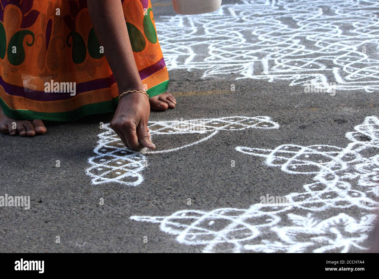 Femme indienne du Sud tirant kolam et rangoli dans le concours Mylapore Kolam, Chennai Banque D'Images