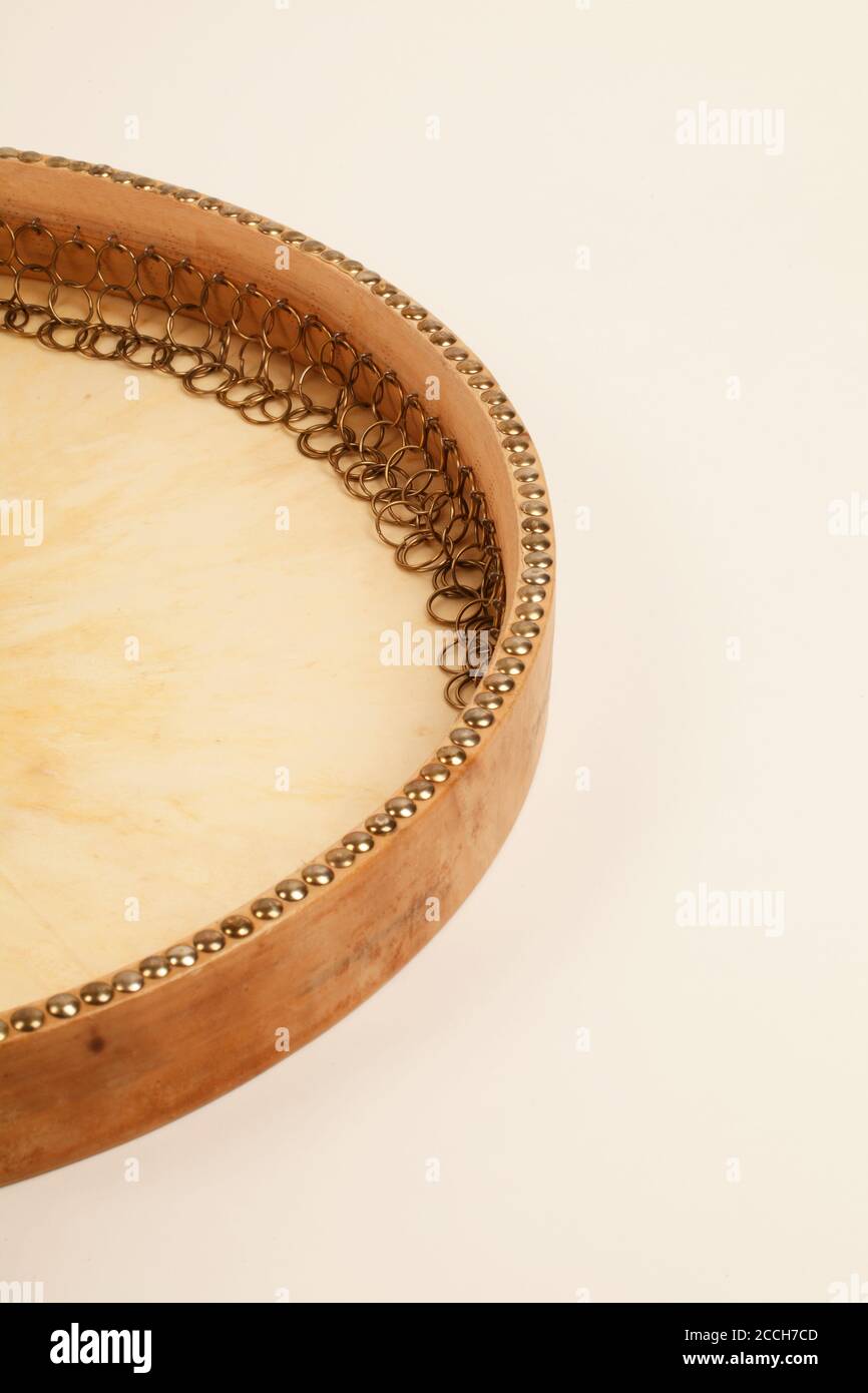 Tambour manuel Daf traditionnel de Perse ou de dinde, montrant des anneaux fixés à l'intérieur de la coquille du tambour. Position ou retrait de la poignée. Banque D'Images