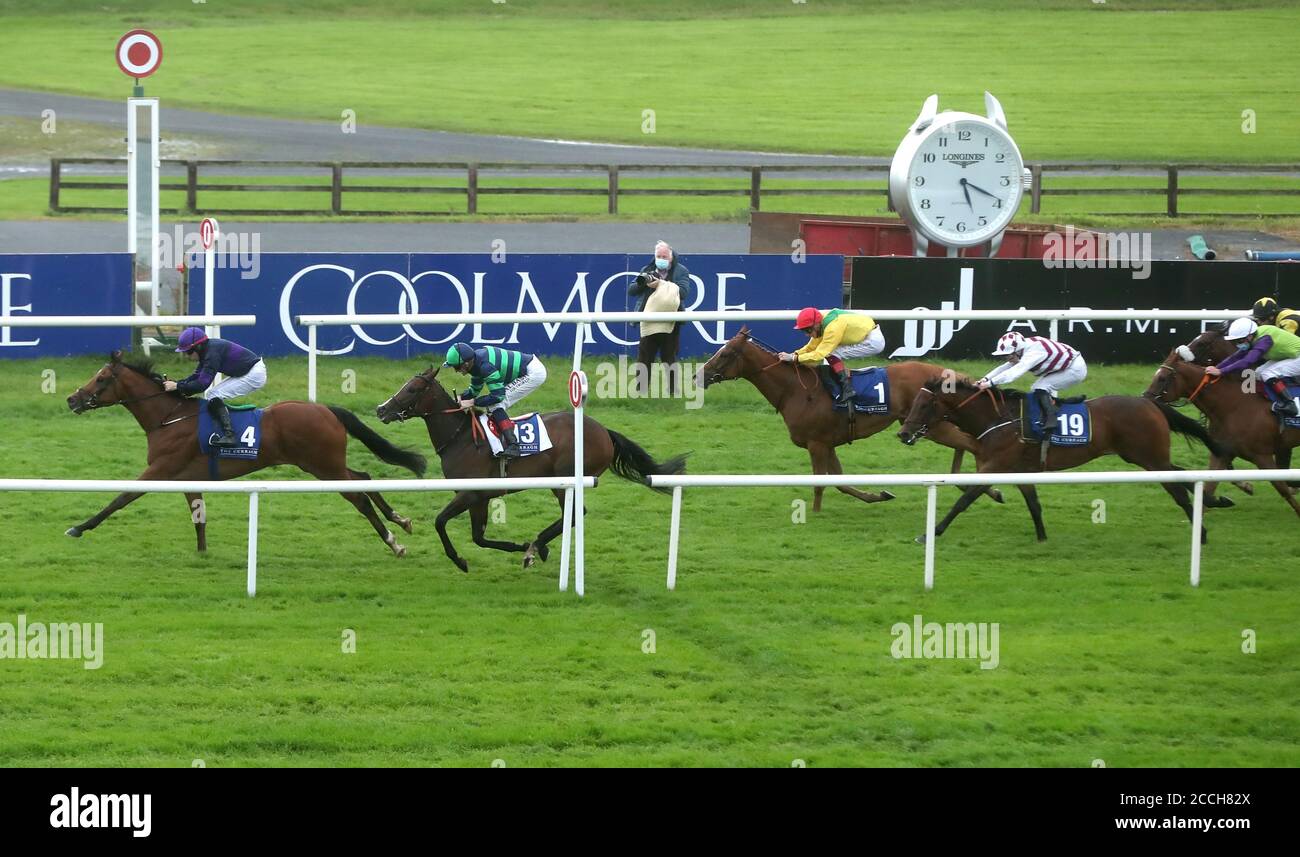 Le Diamant brut, monté par Mark Enright (à gauche), remporte le Mick O'Shea Heat Plumbing Maiden à l'hippodrome de Curragh. Banque D'Images