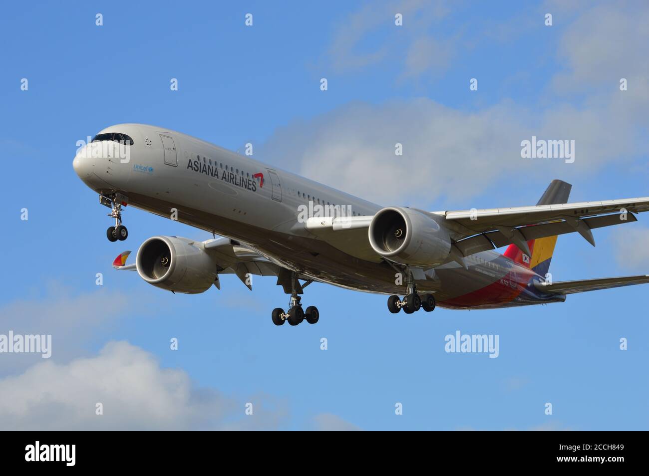 Londres, Royaume-Uni. 21 août 2020. Asiana Airlines HL7771 débarquant à l'aéroport de Heathrow. Banque D'Images