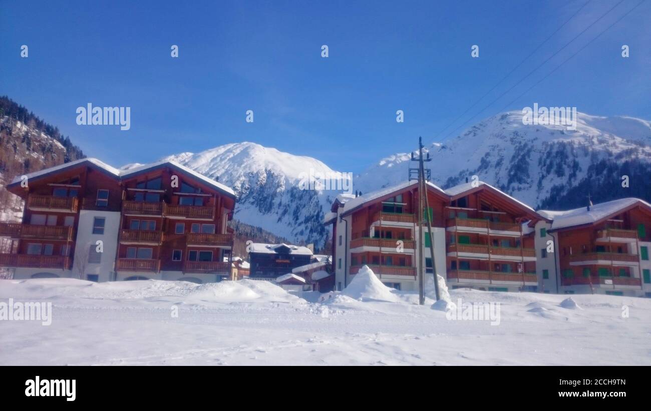 Chalets dans les montagnes suisses Banque D'Images