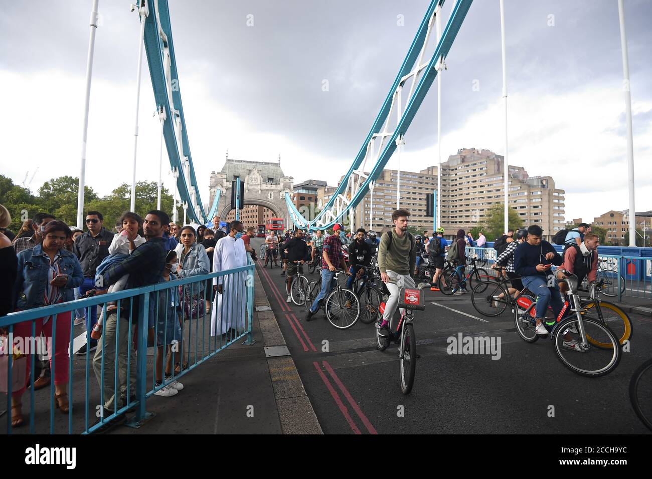 Les gens qui attendent à l'approche de Tower Bridge à Londres, après que le pont est resté bloqué en position ouverte, causant le chaos de la circulation. Banque D'Images