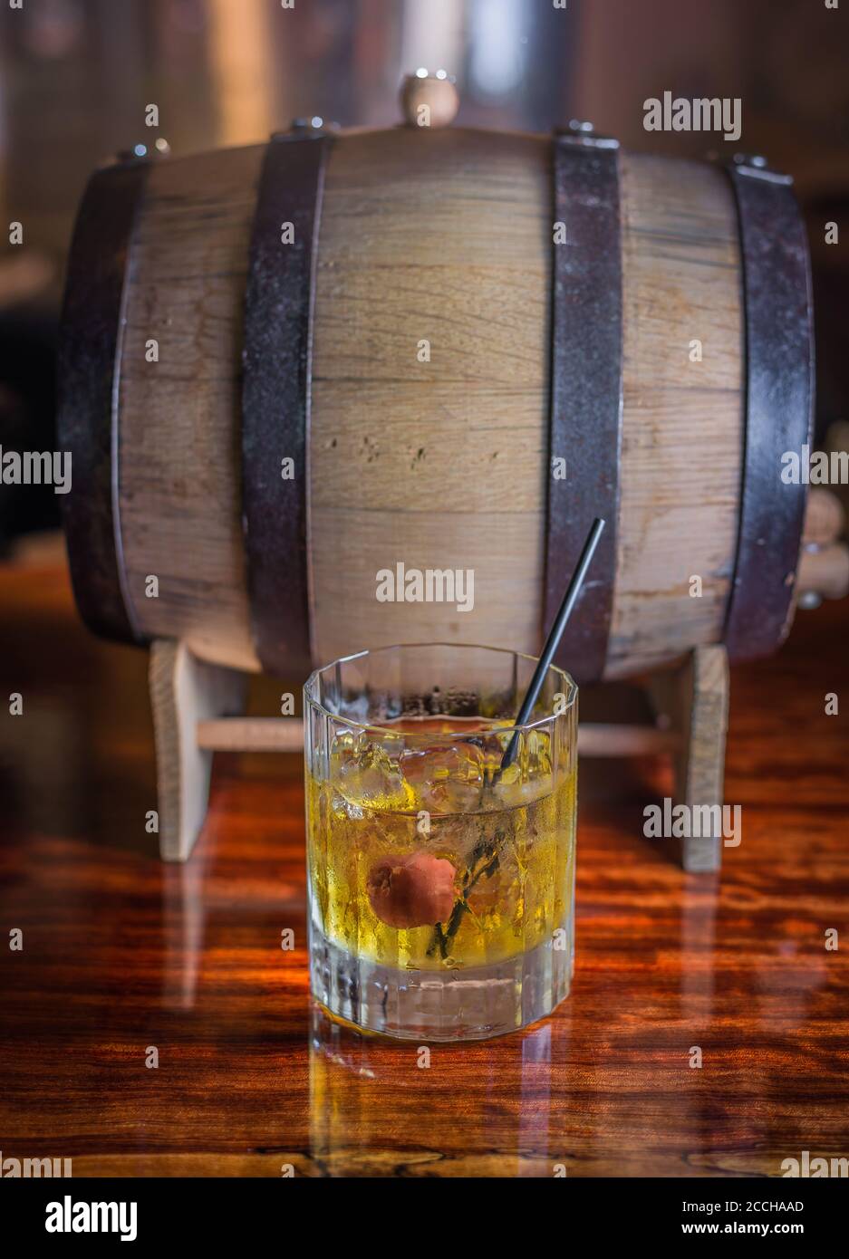Un cocktail classique fait de whisky bourbon se trouve devant d'un baril dans un bar rustique Banque D'Images