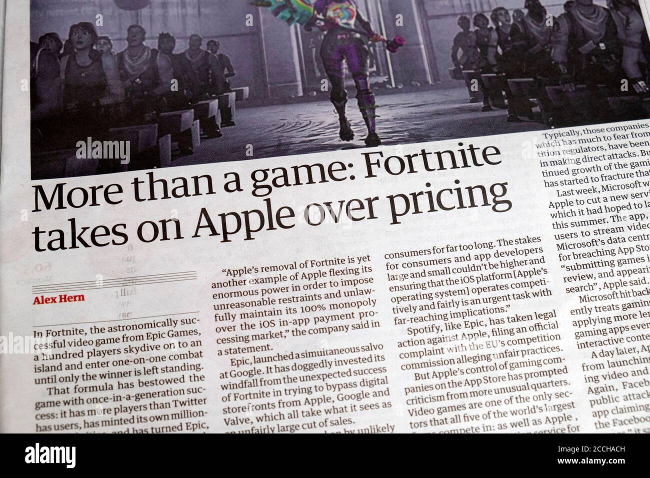 "Plus qu'un jeu: Fortnite prend Apple sur la tarification" le titre du journal Guardian dans l'article intérieur en août 2020 Londres Angleterre Royaume-Uni Banque D'Images