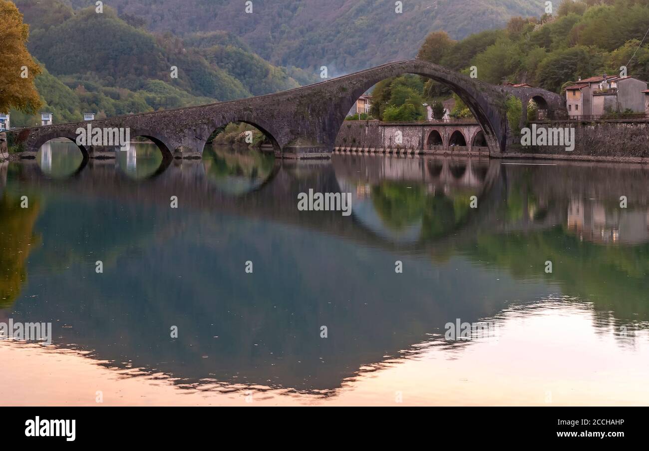 Belle vue panoramique au coucher du soleil sur Ponte della Maddalena, pont du Diable, Borgo a Mozzano, Lucca, Toscane, Italie Banque D'Images