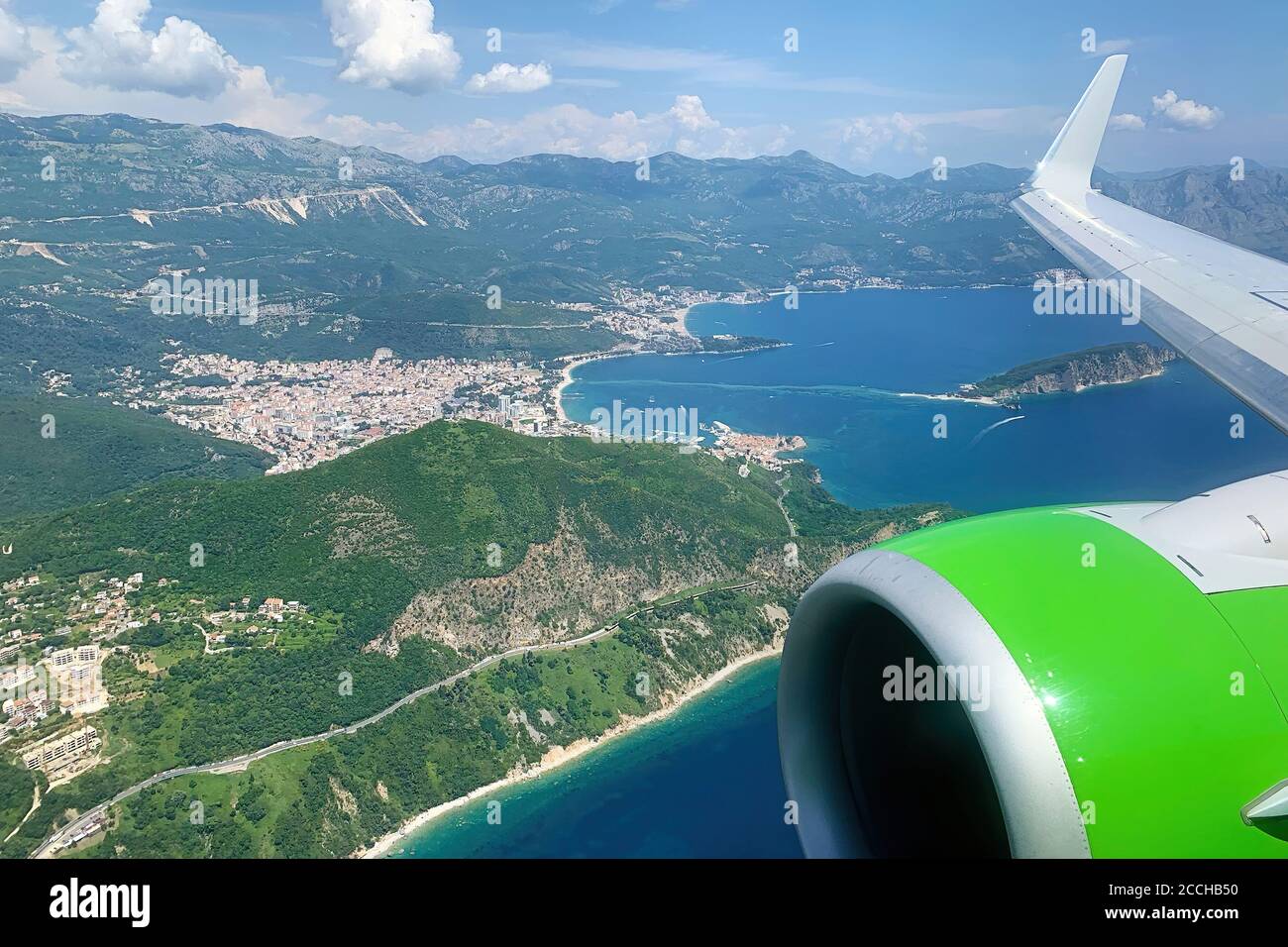 Vue depuis la fenêtre de l'avion jusqu'à la ville monténégrine de Budva et sa plage Banque D'Images