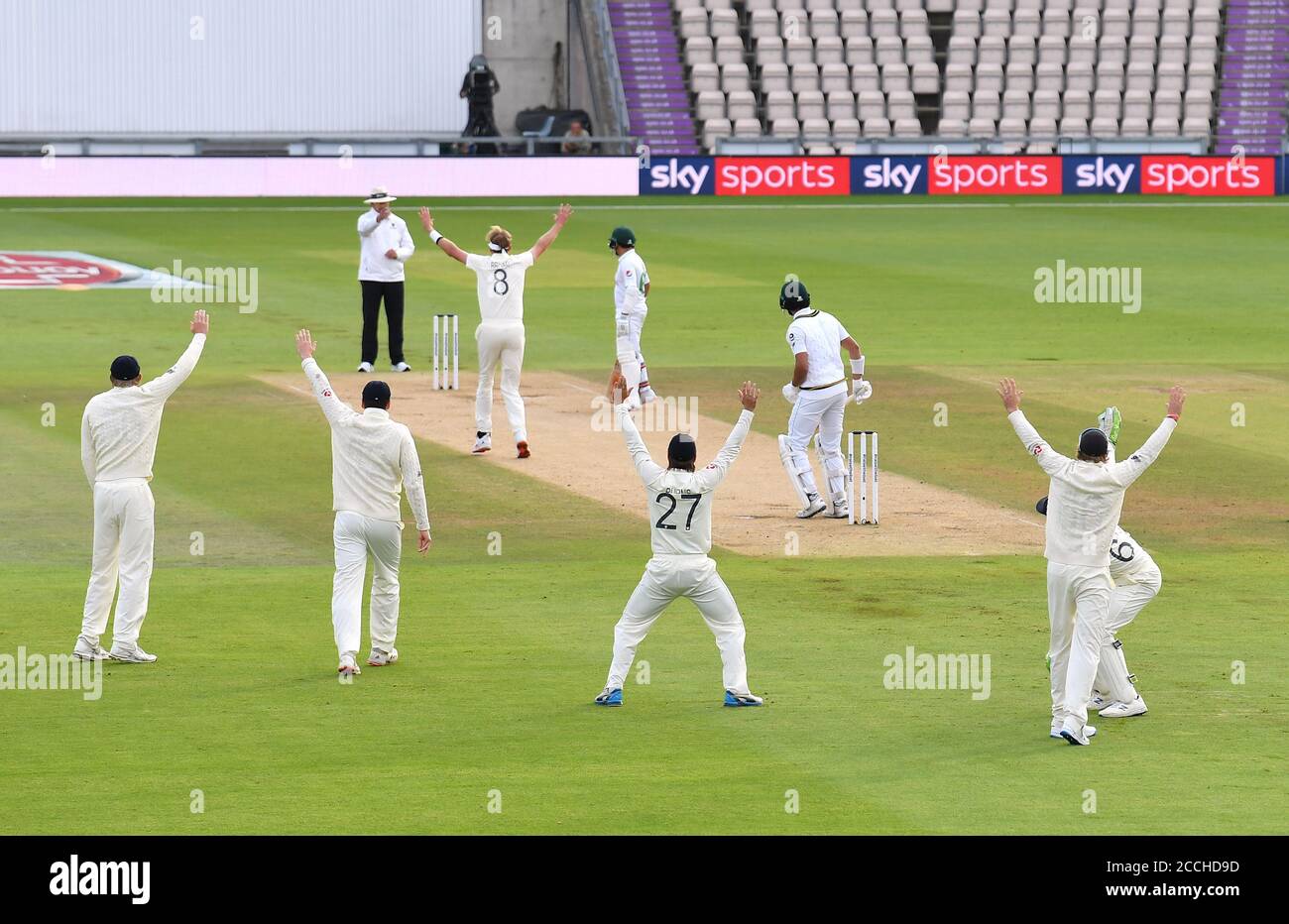 Les joueurs d'Angleterre font appel à la cricket de Shan Masood au Pakistan, mais sont rentournés au cours du deuxième jour du troisième match de Test au Ageas Bowl, à Southampton. Banque D'Images