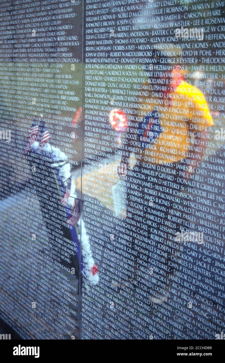 Vietnam Memorial, Washington, DC. Un ancien combattant contemplant les noms des anciens combattants morts inscrits sur le Mémorial. Banque D'Images
