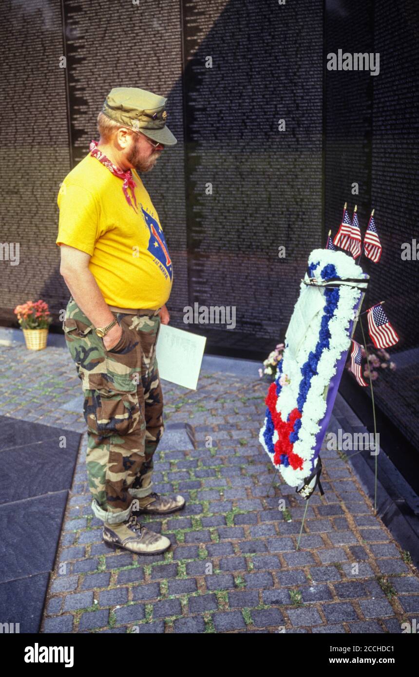 Vietnam Memorial, Washington, DC. Un ancien combattant contemplant les noms des anciens combattants morts inscrits sur le Mémorial. Banque D'Images