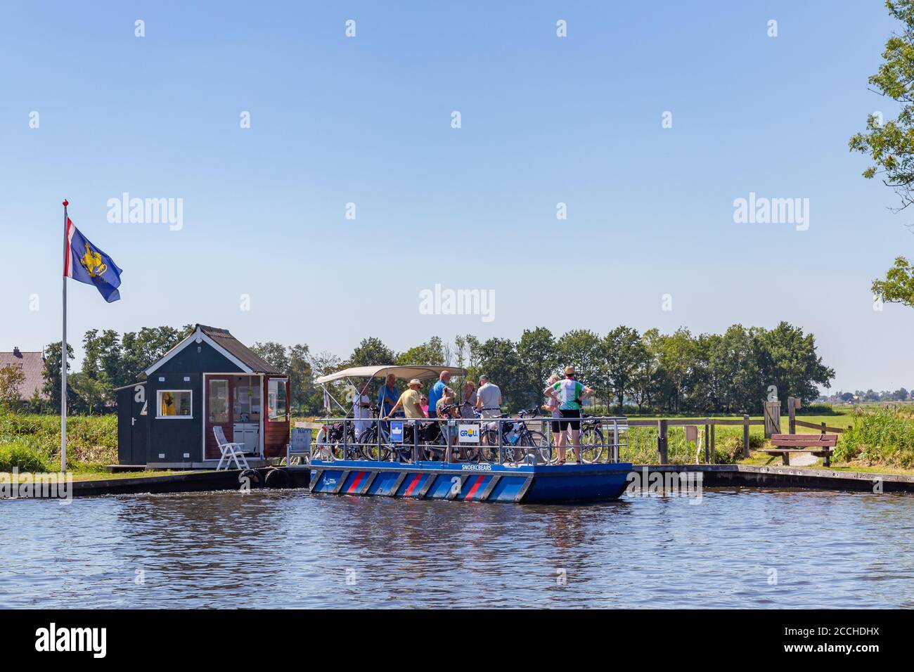Grou, pays-Bas - 8 août 2020: Ferry avec traversée touristique du port de Grou lors de leur tour à vélo NP ADLE Feanen , Frise, pays-Bas Banque D'Images