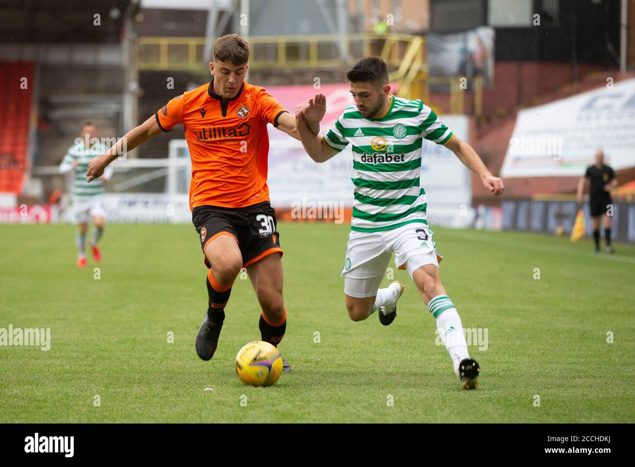 Tannadice Park, Dundee, Royaume-Uni. 22 août 2020. Scottish Premiership football, Dundee United versus Celtic ; Lewis Neilson de Dundee United challenges for the ball avec Greg Taylor of Celtic Credit: Action plus Sports/Alay Live News Banque D'Images