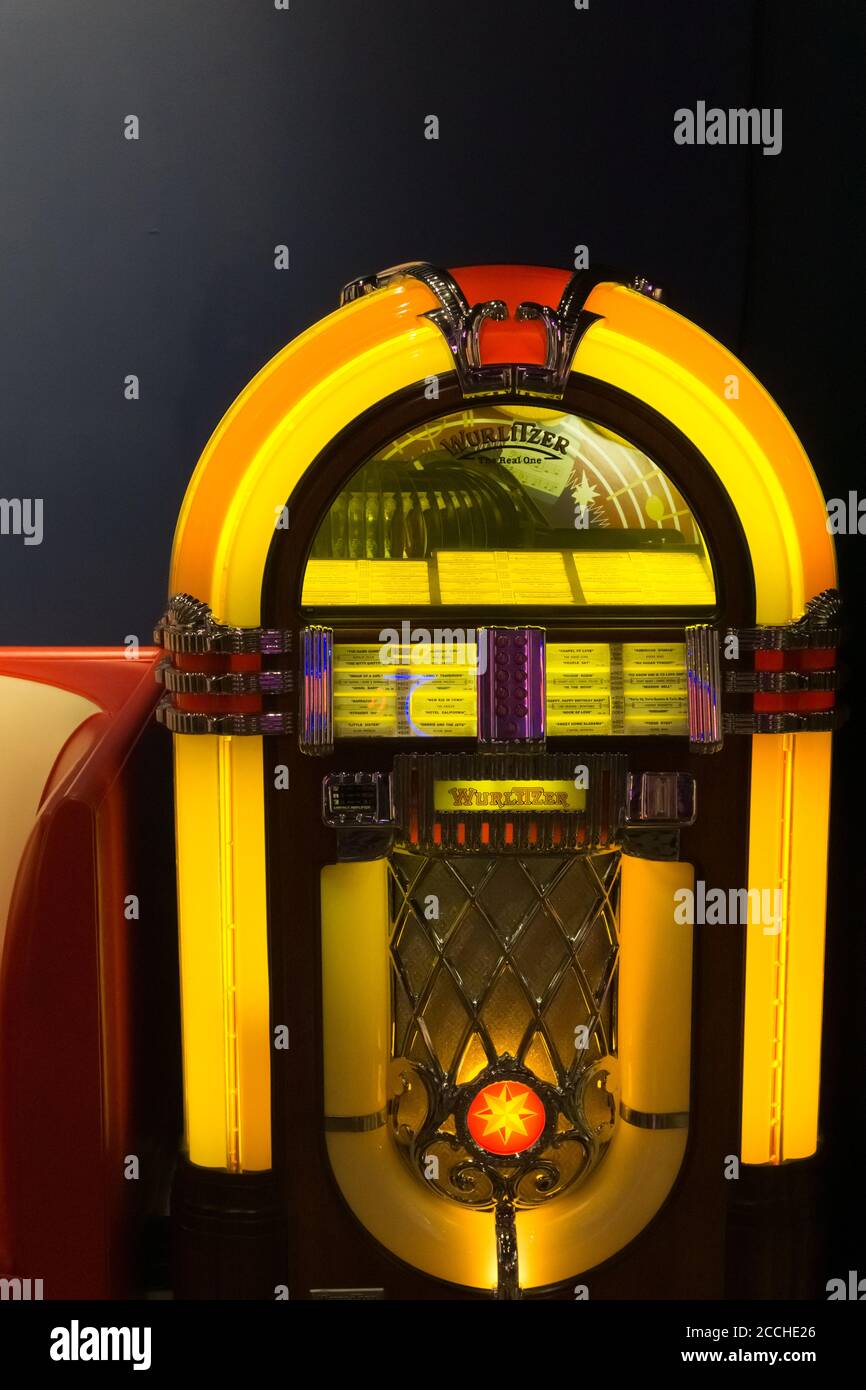 Oklahoma USA - septembre 10 2015 ; juke-box lumineux sur fond sombre Banque D'Images