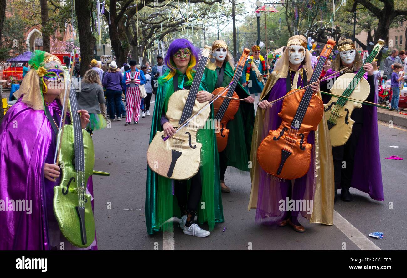 Amis en costumes élaborés le jour de Mardi gras. La Nouvelle-Orléans, LOUISIANE. Banque D'Images