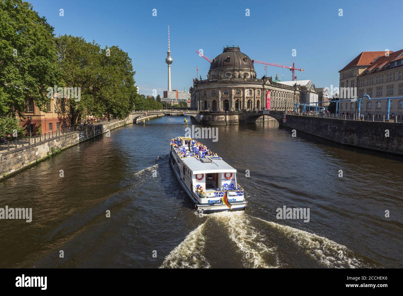 Croisière sur la Spree à Berlin, à l'approche du musée de la Bode à Museumsinsel. Le Fernsehturm est visible en arrière-plan Banque D'Images