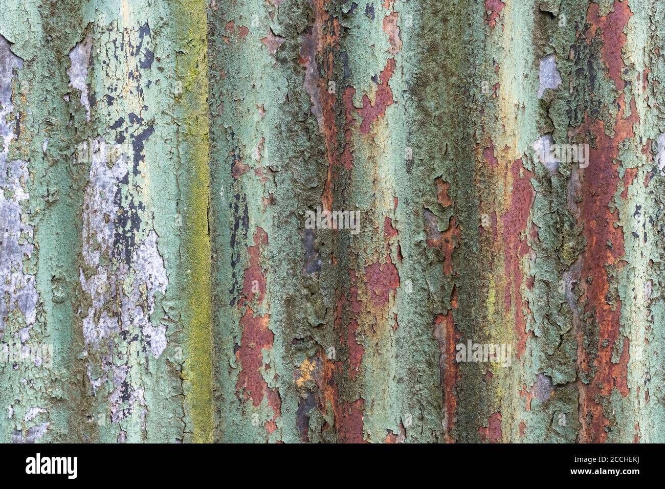 Couleurs orange et sarcelle décolorées, peinture écaillée et abri de jardin en étain ondulé rouillé.Belle vieille texture de peinture décolorée par la lumière. Banque D'Images