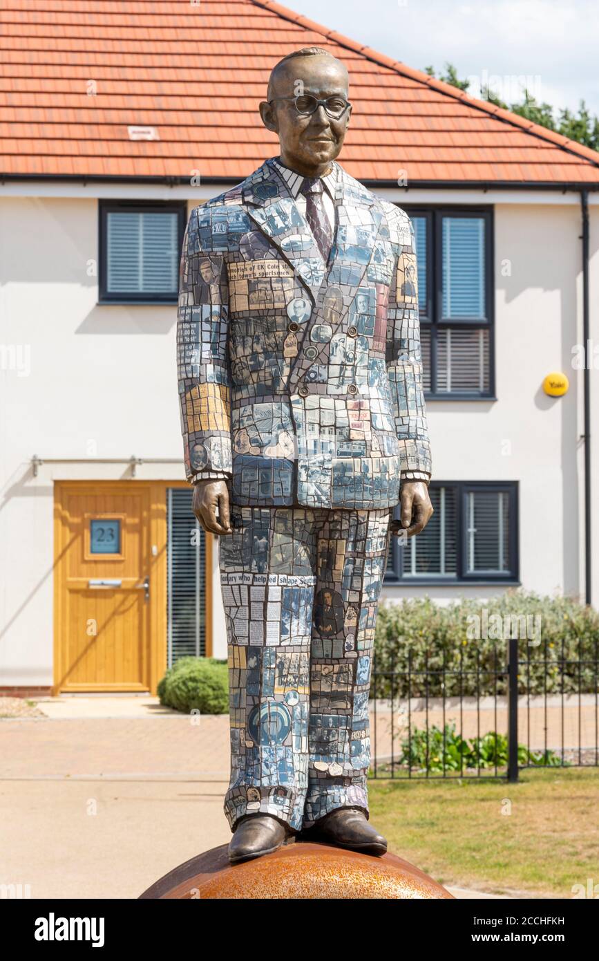 Statue d'Eric Cole dans le domaine du logement sur le site de l'EKCO (d'Eric Kirkham Cole Limited) British Electronics Company. Sculpture de mosaïque Banque D'Images