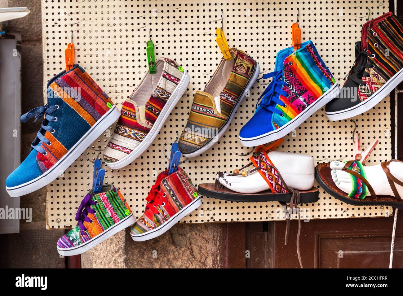 Chaussures péruviennes de mode d'amérique latine colorées à vendre à Cusco,  au Pérou Photo Stock - Alamy