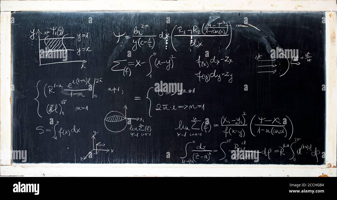 Tableau noir inscrit avec des formules scientifiques et des calculs en  mathématiques. Sciences et éducation Photo Stock - Alamy