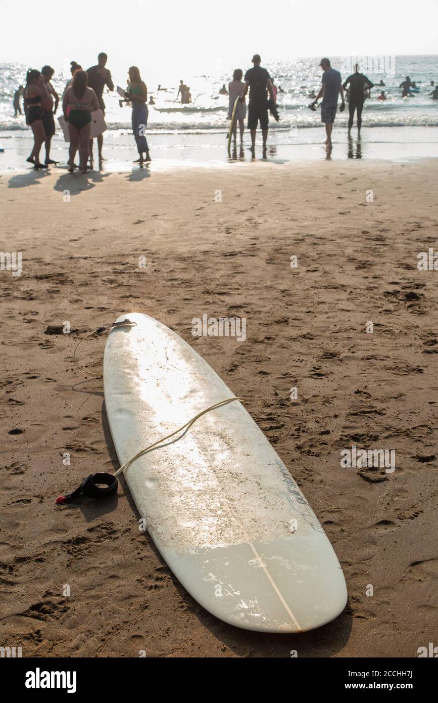 Une planche de surf sur une plage surpeuplée du nord du devon en été heure Banque D'Images