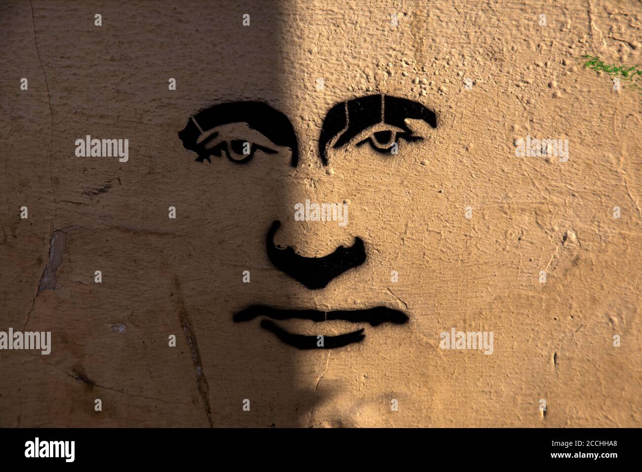 Moscou, Russie. 22 août 2020 Graffiti de Vladimir Poutine sur le mur de construction de la rue Maroseyka dans le centre de Moscou, Russie Banque D'Images