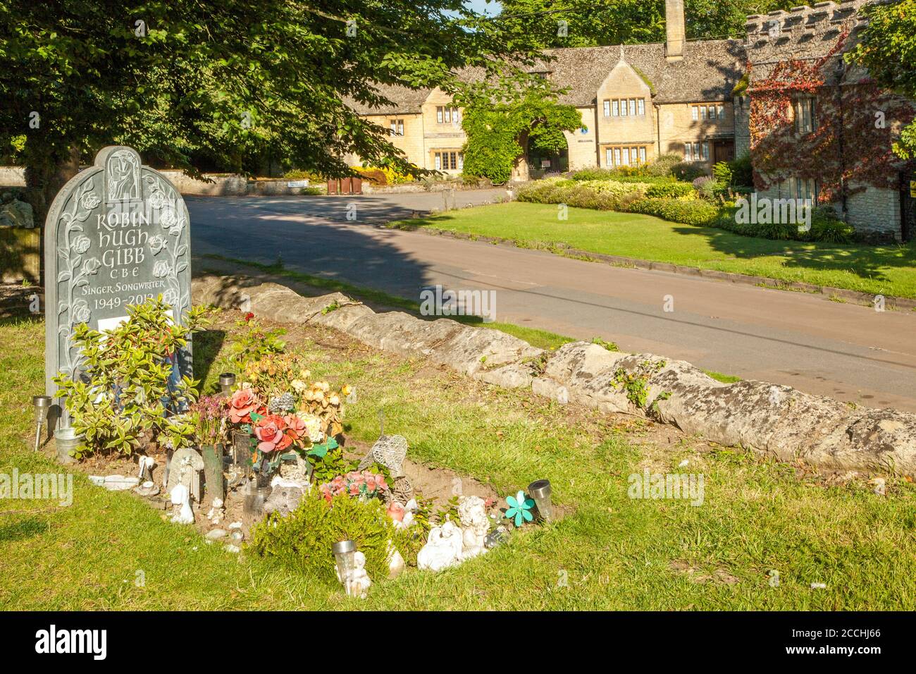 Tombe de Robin Hugh Gibb chanteur auteur de chansons avec le Bee Gees dans l'église St Mary Thame Oxfordshire sa famille Accueil du Prebendal en arrière-plan Banque D'Images