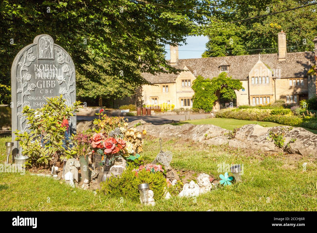 Tombe de Robin Hugh Gibb chanteur auteur de chansons avec le Bee Gees dans l'église St Mary Thame Oxfordshire sa famille Accueil du Prebendal en arrière-plan Banque D'Images