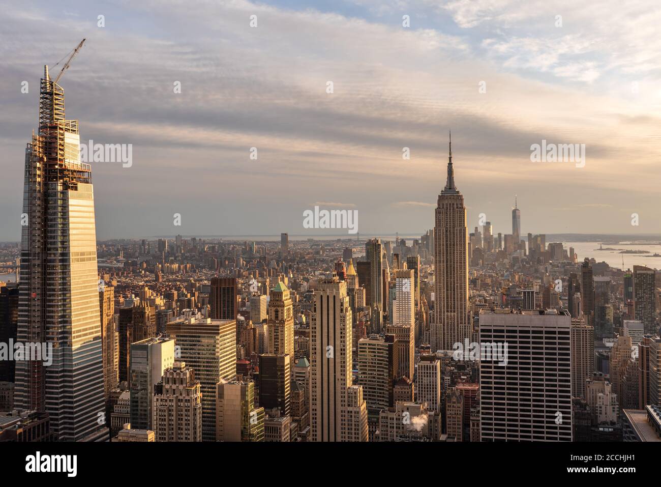 Lumière Golden Hour qui se reflète sur les gratte-ciel de Midtown Manhattan Banque D'Images