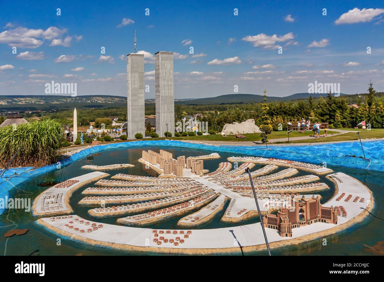 Krajno-Zagorze, Pologne - 14 août 2020. La miniature de Palm Jumeirah et du World Trade Center à Sabat Krajno Amusement and miniatures Park Banque D'Images