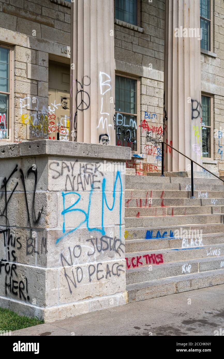 Le bâtiment du vieux Capitole de l'Iowa est couvert de graffitis de Black Lives Matter Banque D'Images