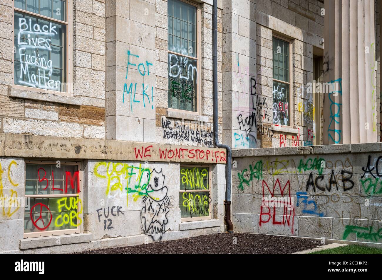 Le bâtiment du vieux Capitole de l'Iowa est couvert de graffitis de Black Lives Matter Banque D'Images