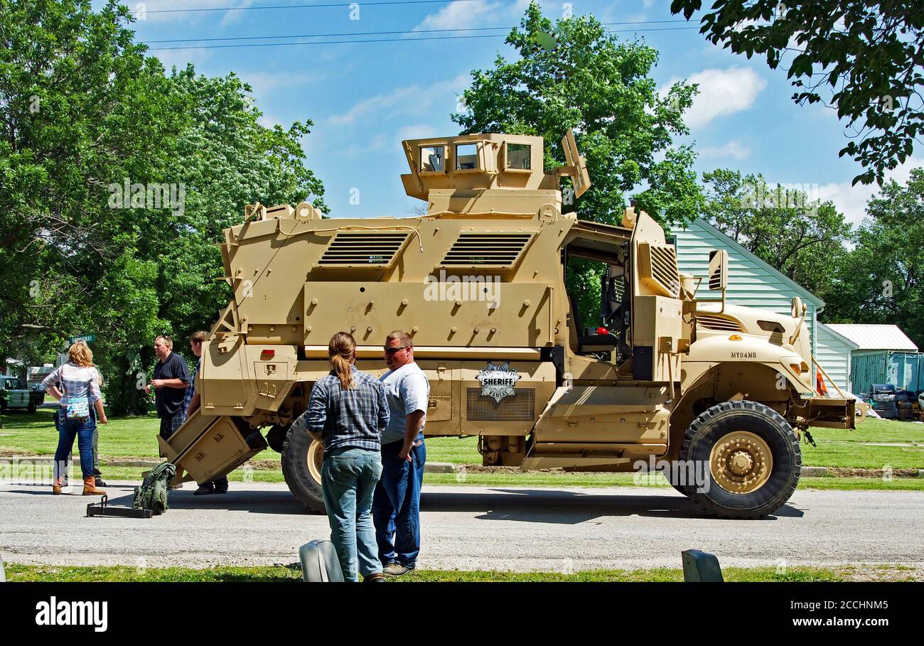 Americus, Kansas, États-Unis, le 14 juin 2014 UN véhicule protégé par Ambush (MRAP) résistant aux mines que l'équipe SWAT du comté de Lyon, Kansas Sheriffs, a obtenu des stocks de l'armée excédentaire pour quelques milliers de dollars, est exposé lors du défilé annuel de l'Americus Days sur main Street. Banque D'Images