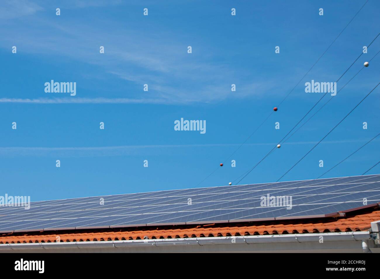 Panneaux solaires dans le toit énergie verte changements climatiques mesures Banque D'Images