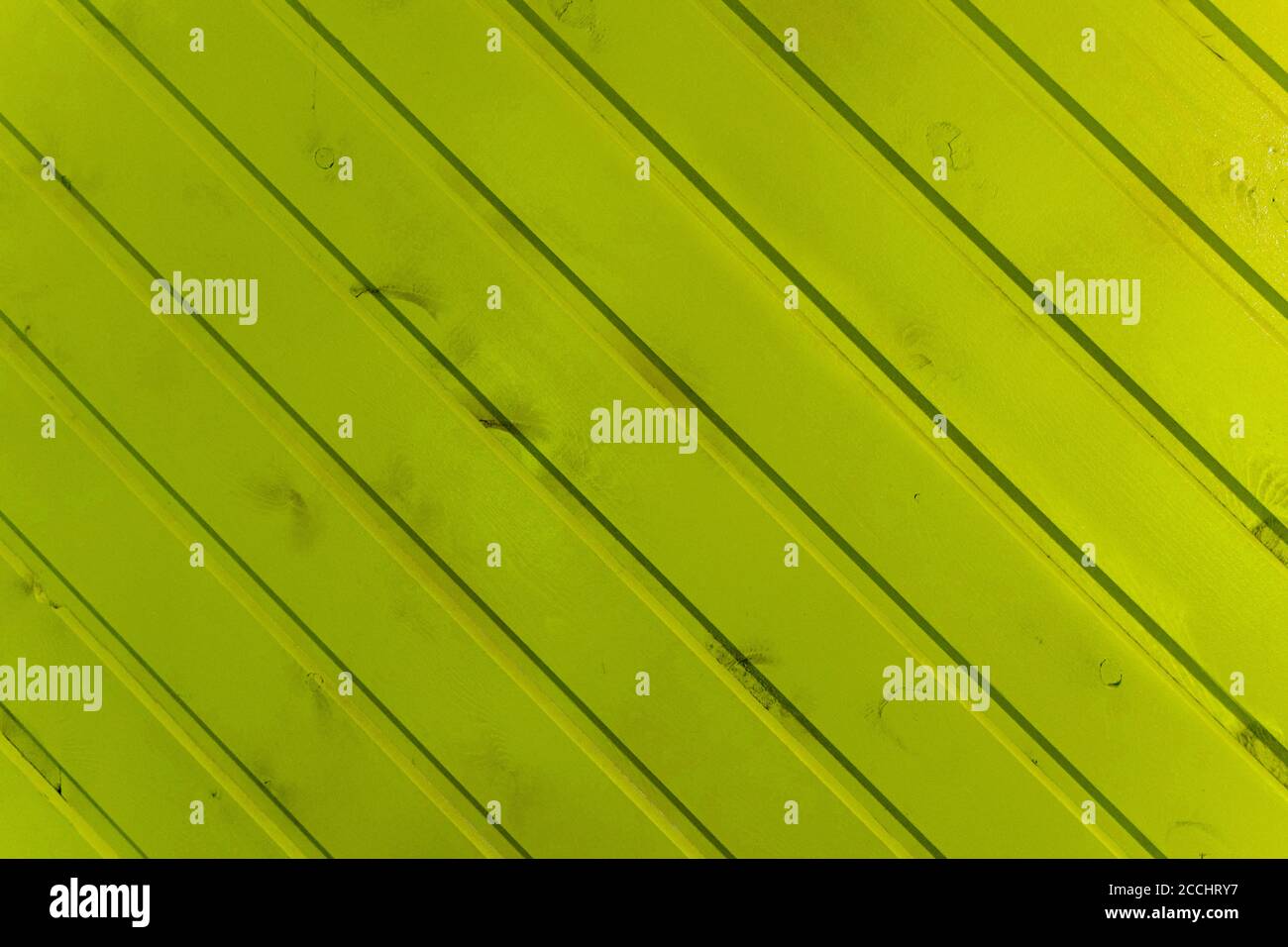 la surface des lattes en bois est peinte en jaune Banque D'Images