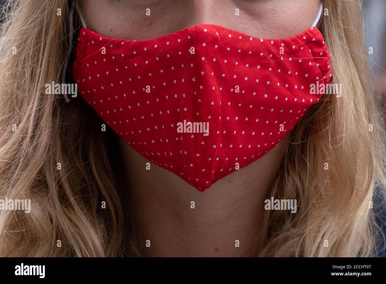 Coronavirus : masques faciaux. Les masques médicaux et les couvertures faites maison de nez et de bouche continuent d'être portés en public dans toute la ville. Londres, Royaume-Uni. Banque D'Images