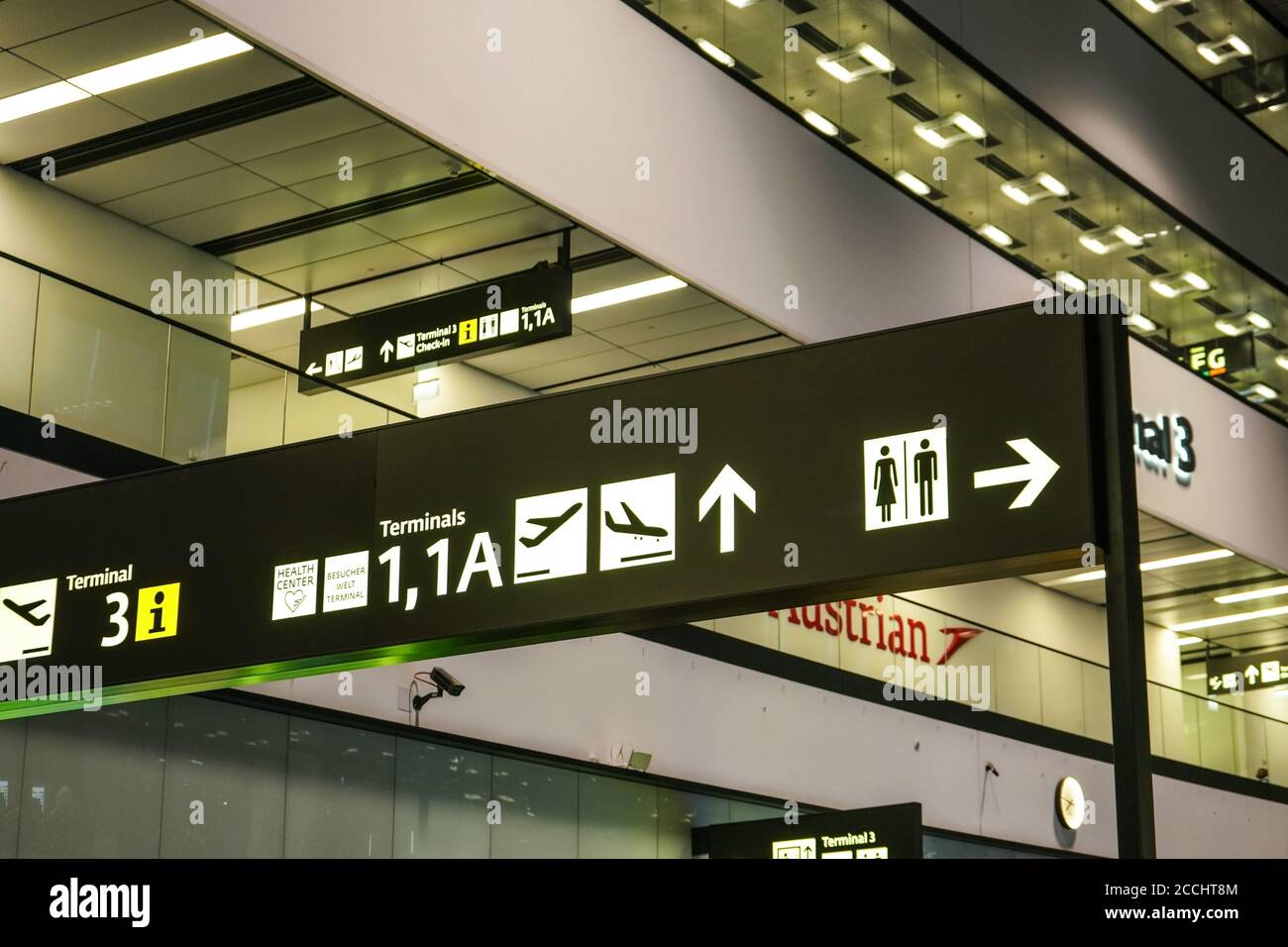 Schwechat, Autriche - 22 avril 2019 : panneaux de navigation au terminal 3 de l'aéroport de Flughafen Wien, compagnies aériennes autrichiennes (base principale à Vien Banque D'Images