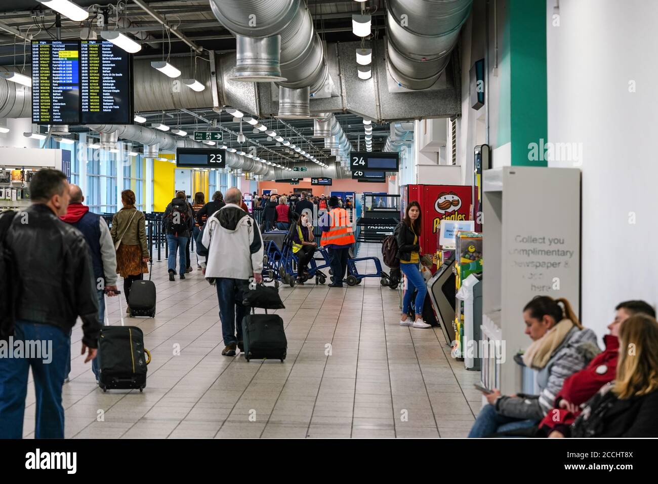 Londres, Royaume-Uni - 05 février 2019 : passagers marchant jusqu'à la porte d'embarquement, certains attendant assis, à l'aéroport de Luton. LTN est le cinquième plus occupé au Royaume-Uni avec 1 Banque D'Images