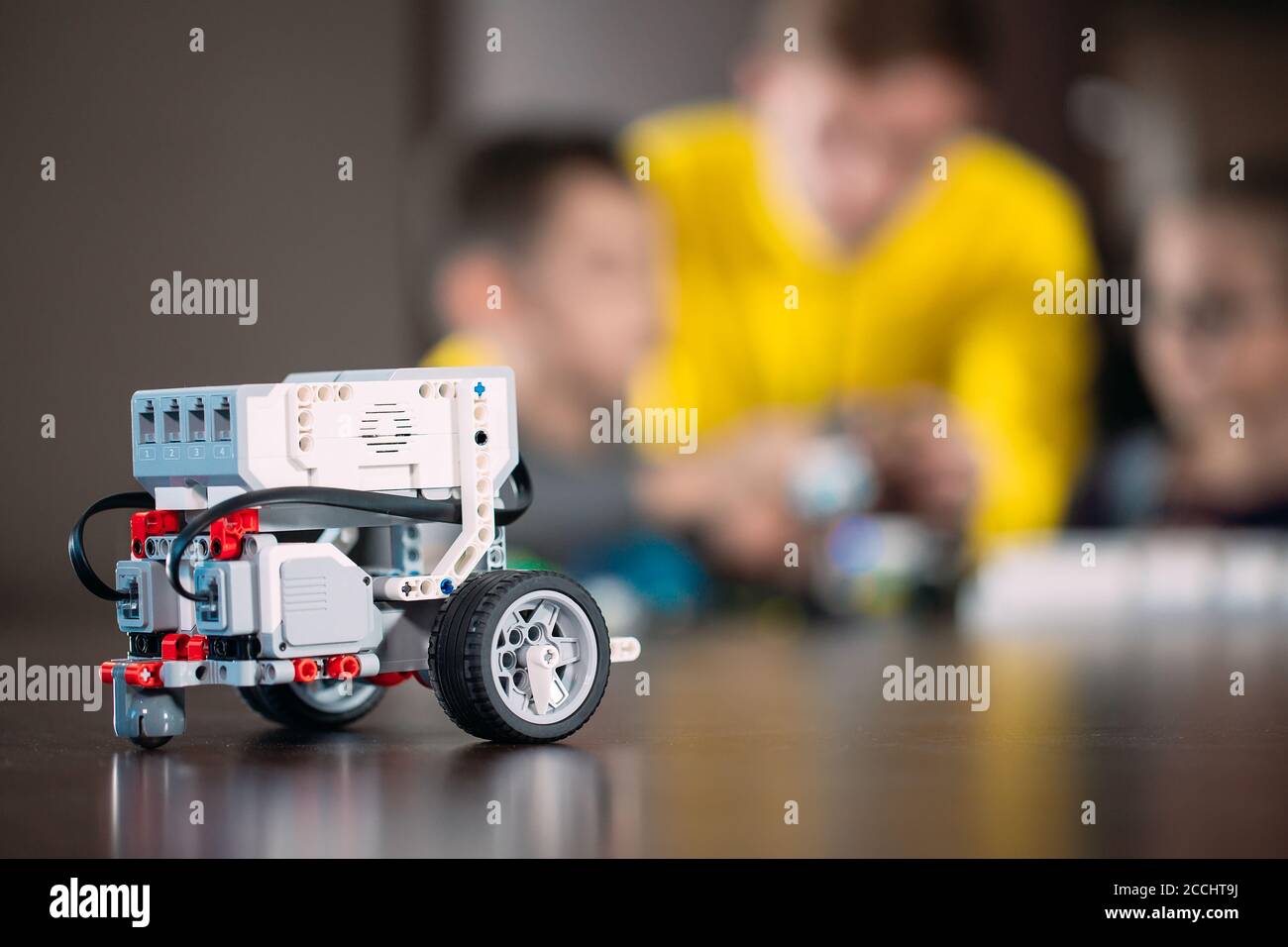Les enfants créent des robots avec un professeur. Développement précoce, bricolage, innovation, concept de technologie moderne. Banque D'Images